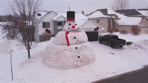 30-foot-tall snowman made by Buffalo, Minn. family becomes neighborhood attraction | FOX 9 ...