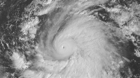 HURRICANE OLAF WEAKENS ENE OF HAWAII | SURFLINE.COM