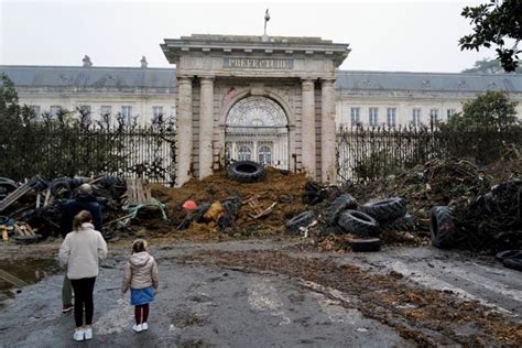 French farmers threaten to escalate protest and take their tractors to Paris | York Press