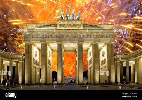 Fireworks brandenburg gate brandenburger tor hi-res stock photography and images - Alamy