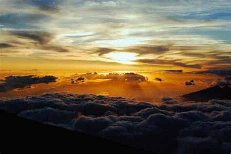 Mindblowing Sunset - Haleakala Volcano - Maui, Hawaii - Living in Hawaii - Moving to Oahu, Maui ...