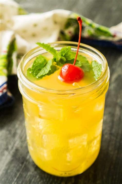 How to Make the Perfect Spiced Rum and Pineapple Juice Cocktail