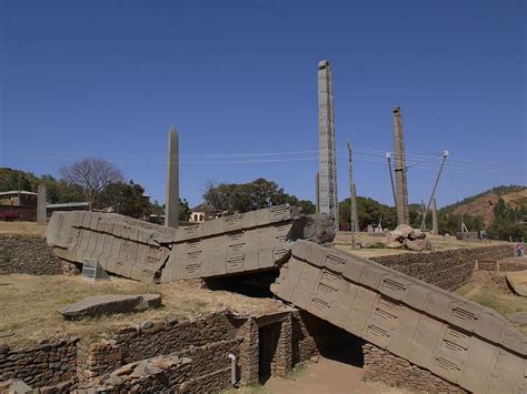 Ezana_stele_(obelisk)_in_Aksum,_een_symbool_van_beschaving_(6821530379 ...