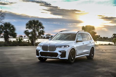 Gallery: 2019 BMW X7 xDrive50i in Mineral White Metallic