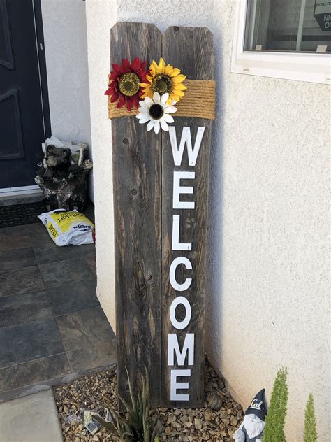 Rustic Welcome Sign | Picket fence crafts, Fence post crafts, Wooden welcome signs