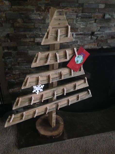 17 Pallet Projects to Deck Your Halls for Christmas