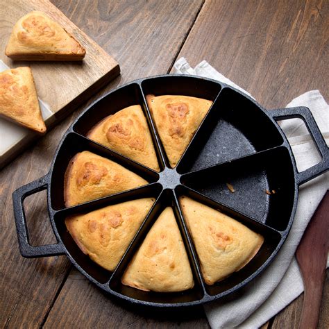 10-in Cornbread Wedge Skillet – TheBayou.Com