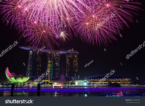 Marina Bay, Singapore - Jan 01, 2014: New Year Eve Fireworks At Marina ...