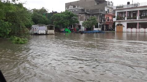 Lucknow Nagar Nigam — Waterlogged streets