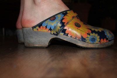 Pin von Mry Markay auf Sandals and Clogs | Clogs, Füße, Blumenmuster