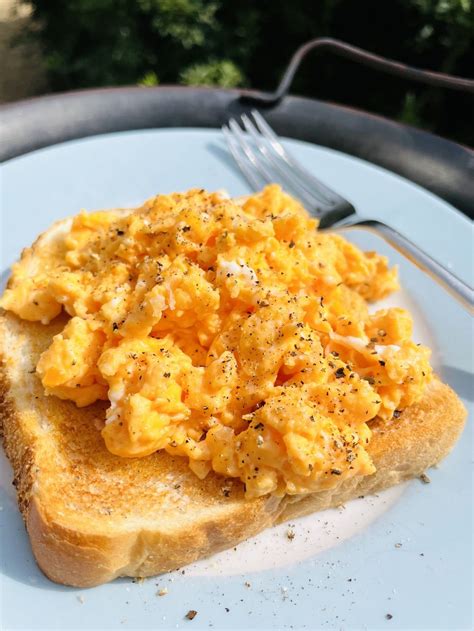 Scrambled Eggs On Toast - Super Easy Recipe! - Daisies & Pie