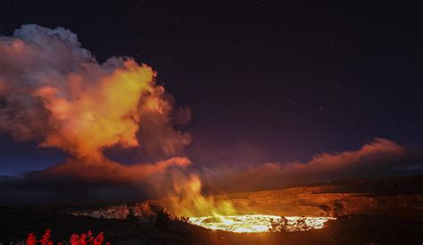 Hawaii's volcano erupts once again, creating a spectacular sight | Daily Sabah