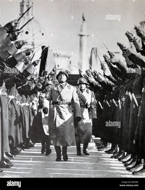 Militarism italy italian army fascist salute mussolini hi-res stock photography and images - Alamy