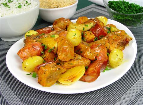 Frango assado com batatas: receita perfeita para almoço ou jantar