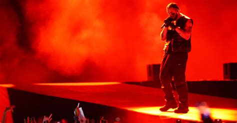 Drake begins “It’s All A Blur Tour” with poetry reading and a new album ...