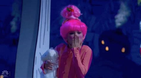 Blow Kiss Cindy Lou GIF - Blow Kiss Cindy Lou Dr Seuss The Grinch Musical - Descobrir e ...