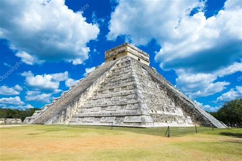 Kukulkan Pyramid in Chichen Itza Site — Stock Photo © Pakhnyushchyy #127149256