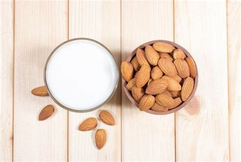 Almond Milk and Cow's Milk, Which One Is Healthier? | New Health Advisor