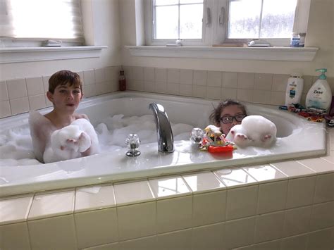 Busy Lee Family: Bubble Bath Bubbles!