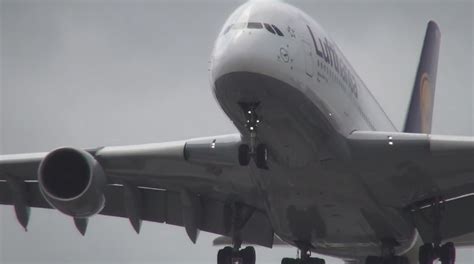 Airbus A380 Crosswind and Hard Landing at Miami - Havayolu 101