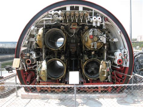 Submarine cross section of the torpedo tube launch area [3264 x 2448] : r/ThingsCutInHalfPorn