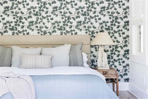 30 Beautiful Wallpapered Bedrooms