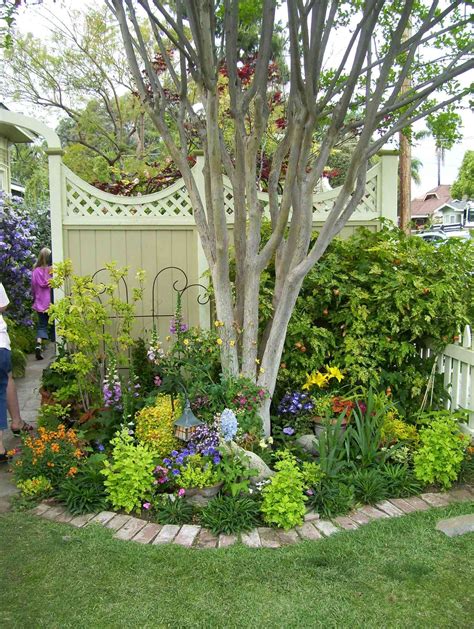 15 Ideas for Landscaping Around Trees