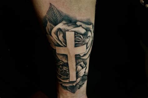 30 Cross Tattoos: Ideas for Forearm, Back, Hand, More - Parade