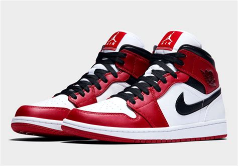 Air Jordan 1 Mid "Chicago" - SNKRS WORLD