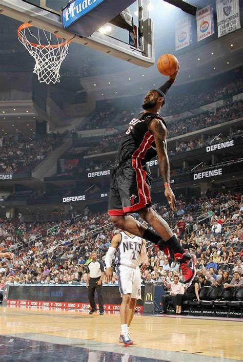 Lebron James Dunk 2022 Wallpaper