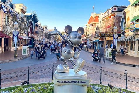 Disneyland Main Street U.S.A. | Disneyland Vacation Planner | Cara Goldsbury | Luxury Disney ...