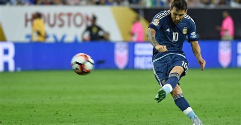 Lionel Messi Just Perfected The Free-Kick Goal | HuffPost