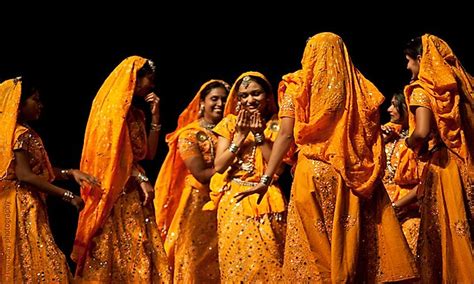 What Are Examples of Traditional Indian Clothing? - WorldAtlas