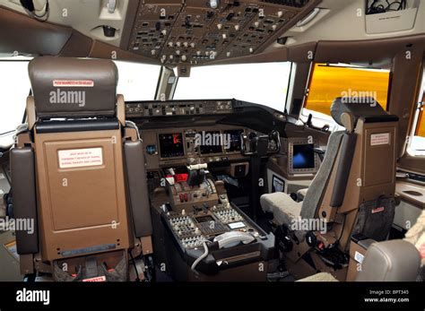 Boeing 777 cockpit hi-res stock photography and images - Alamy