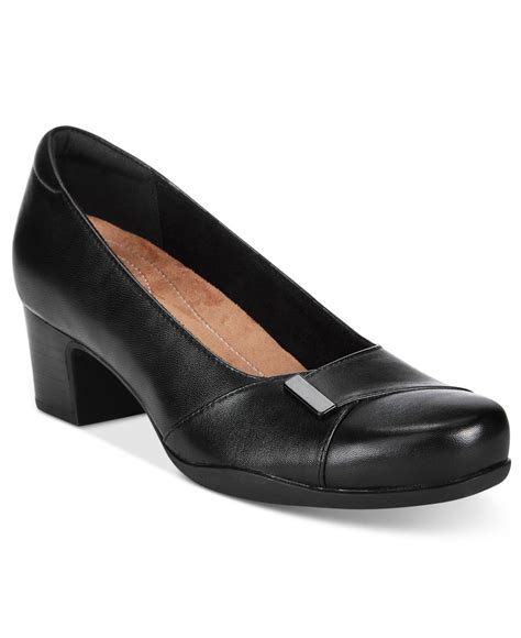 Clarks Artisan Women's Rosalyn Belle Pumps in Black | Lyst