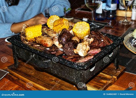 Parrillada Tradicional Argentina Mezclas De Carnes a La Brasa Parrillada Estilo Argentino Imagen ...