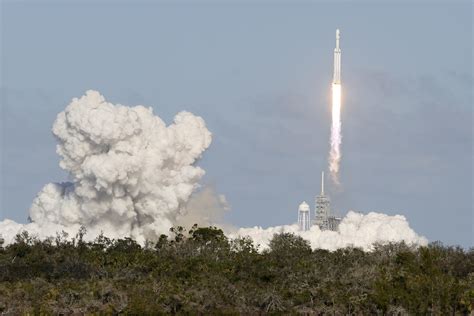 Falcon Heavy, in a Roar of Thunder, Carries SpaceX’s Ambition Into Orbit - The New York Times