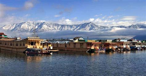 Amazing Houseboats In Srinagar | 12 Luxury Boats In Dal Lake