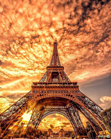 Brennender Himmel über Eiffelturm Paris, Frankreich. Foto von #nature ... | Eiffel tower ...