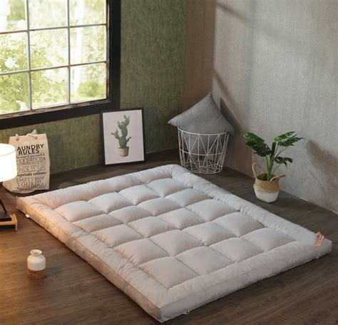 Amazing benefits of the Japanese futon mattress. This floor sleeping mat is perfect for back ...