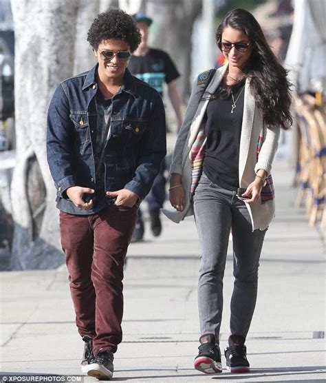 7teen: Bruno Mars goes out with girlfriend Jessica