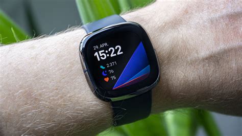 Fitbit Sense im Test: gute Fitness-Smartwatch mit teurem Abo-Modell