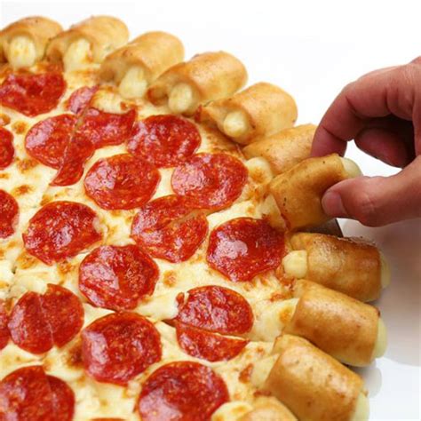 Foods :: Pizza Hut :: Pizza Hut Chicken Classic Cheesy Bites Pizza Medium