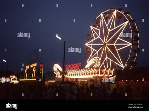 Rides at the Munich Oktoberfest at night. [automated translation] Stock Photo - Alamy