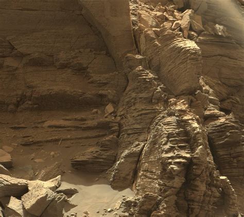 Mars rover Curiosity views spectacular layered rock formations