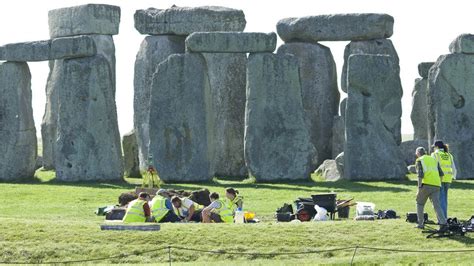 Stonehenge burials show 'surprising degree' of gender equality - BBC News