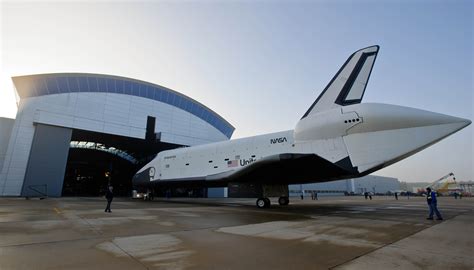 Photo Release: Space Shuttle Discovery Acquired by the Smithsonian | Smithsonian Institution