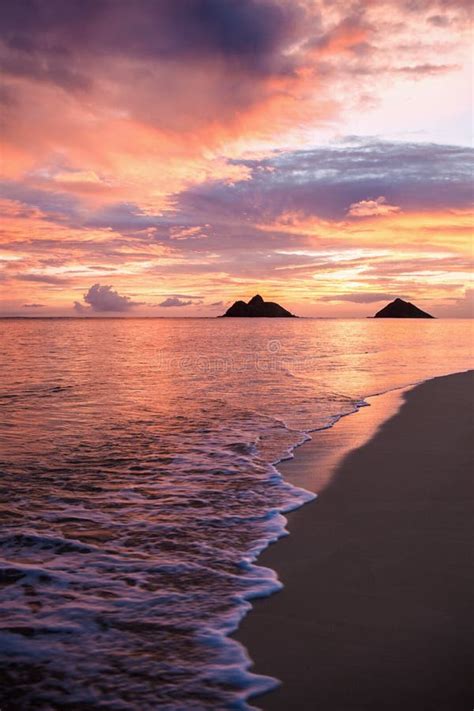 Sunrise at lanikai beach stock image. Image of haze - 111810381