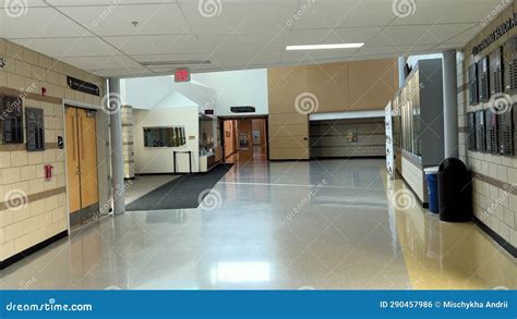 Bright Hallway. Lockers for Students at College or University Stock ...