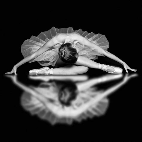 Ballet Photography | Dancer Portraiture | Black & White | Oh my! This is absolutely lovely ...